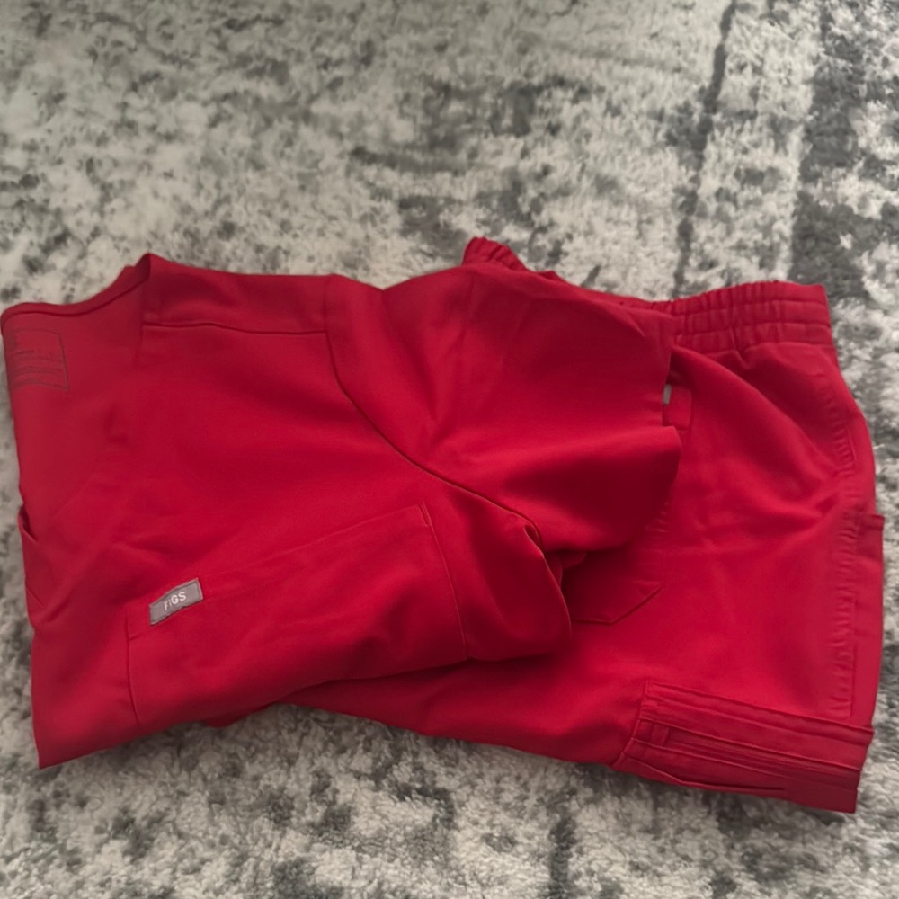 Figs red scrub set